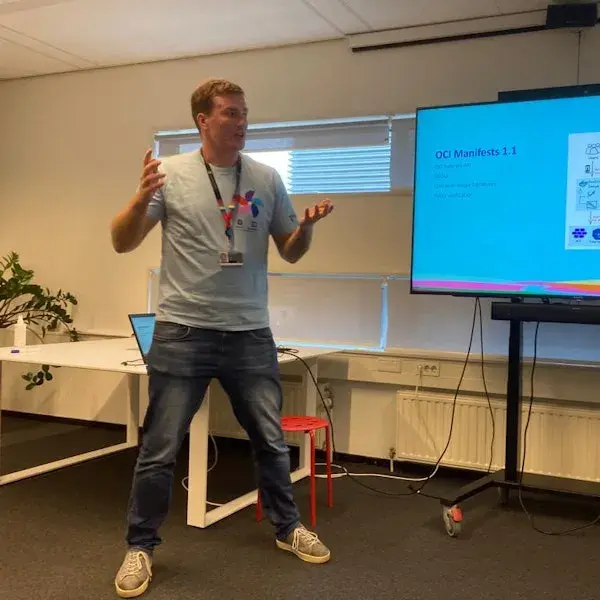 Collega staat voor een scherm.