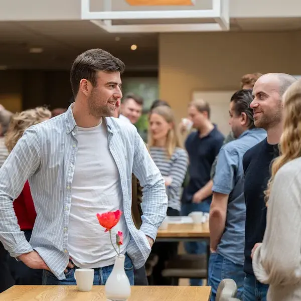 Foto van twee pratende mannen