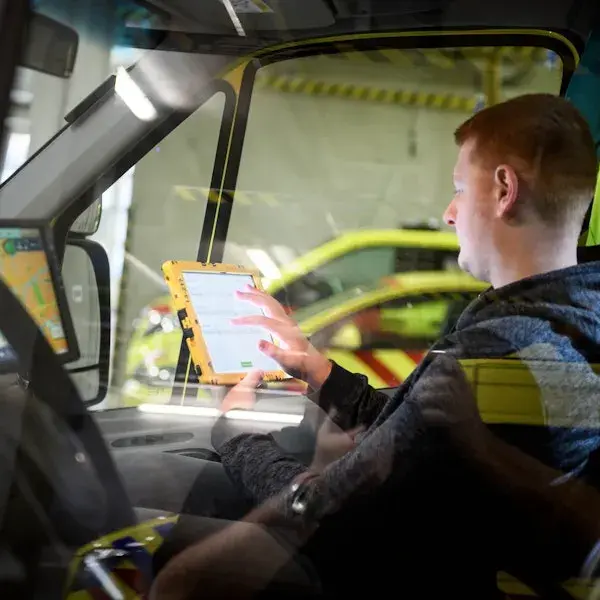 Foto van collega achter ipad