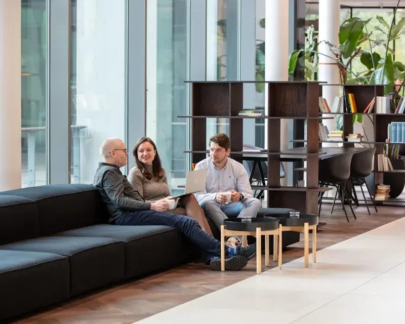 collega's in overleg op bank