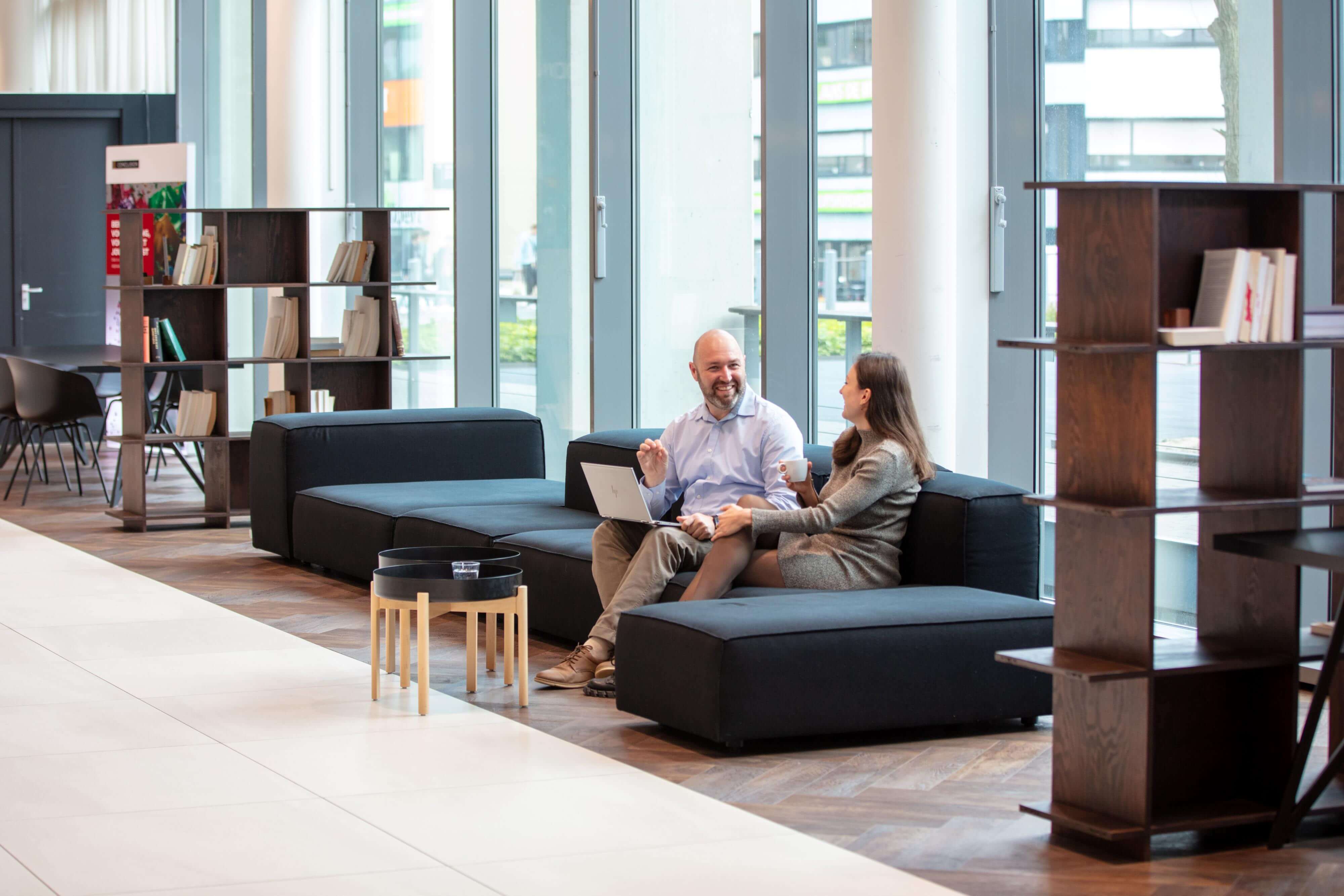 collega's overleggen op een bank