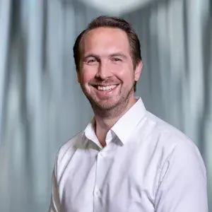 Jochem van Lierop kijkt lachend in de camera 