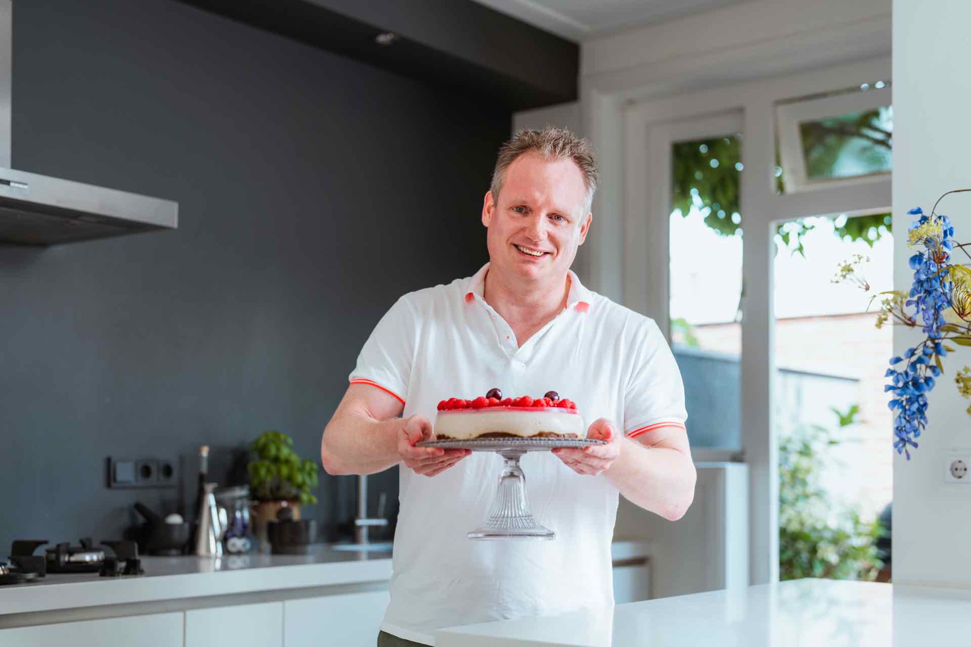 Man met taart in zijn handen.