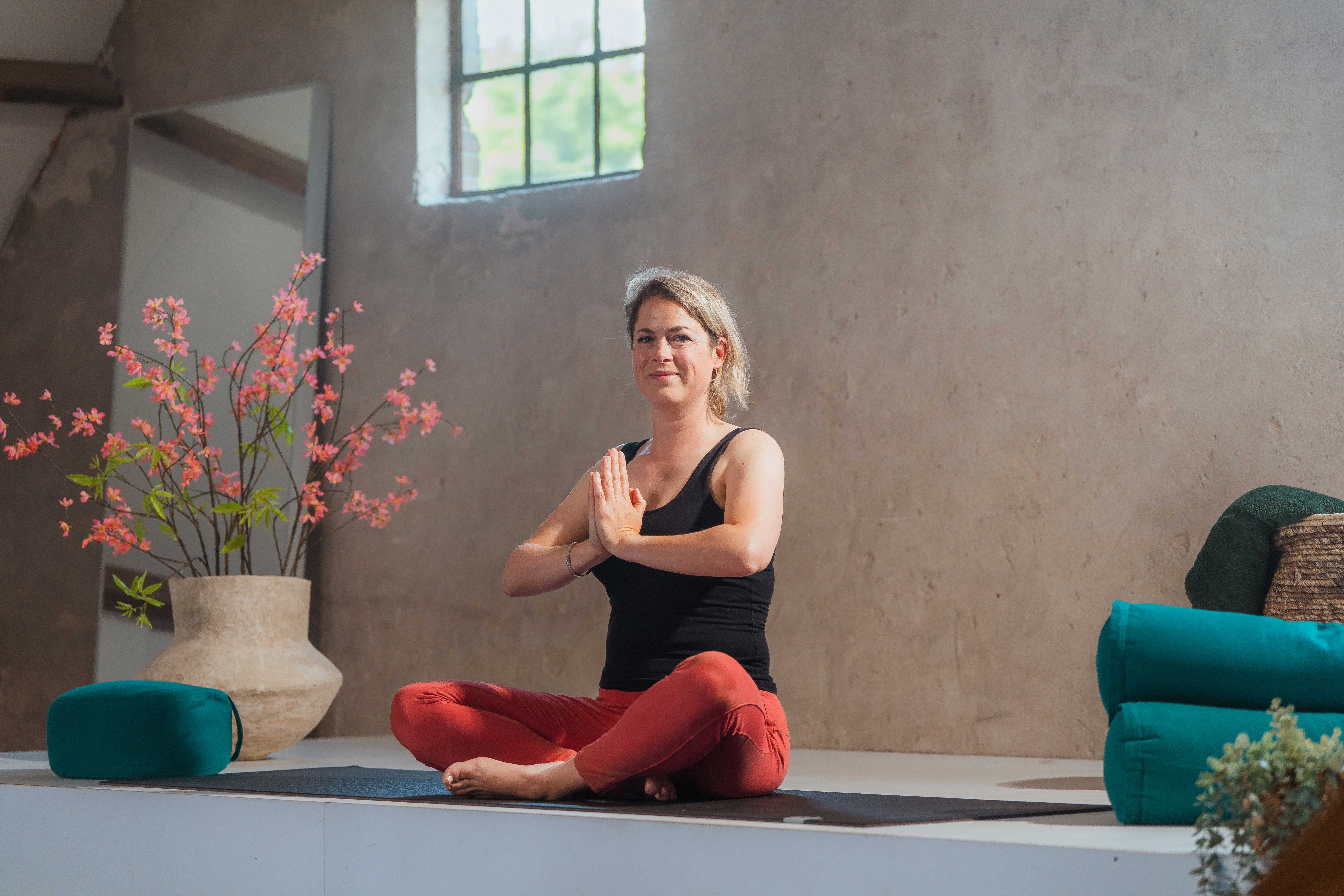 Vrouw doet aan yoga.