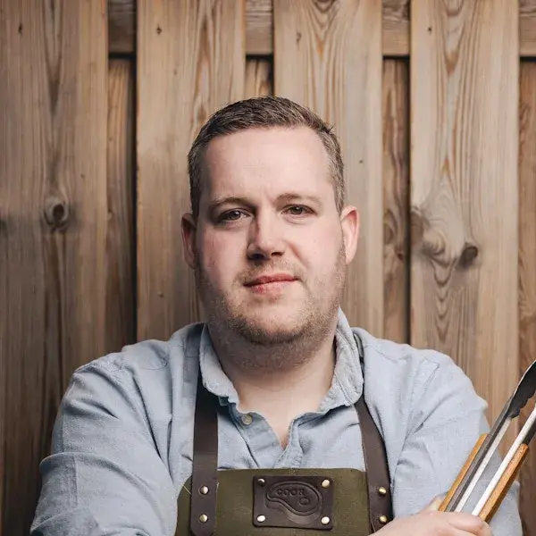 foto van man glimlachend in camera