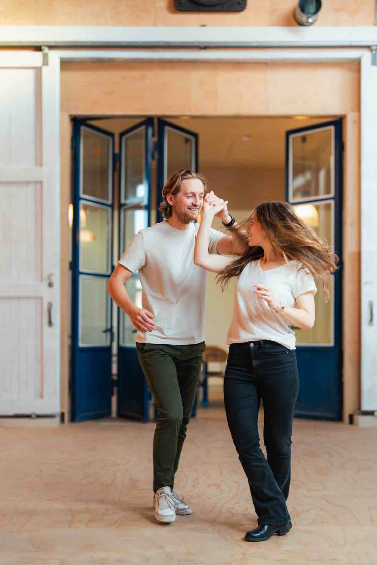 Man en vrouw dansen salsa.