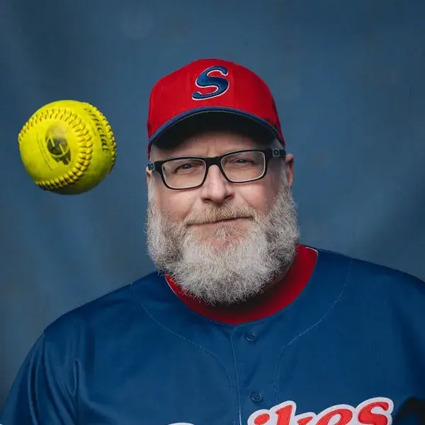 Man met baard met baseball cap op