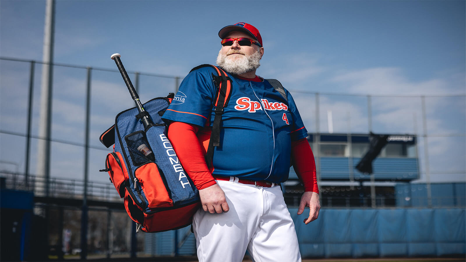 Man in honkbal kleding.