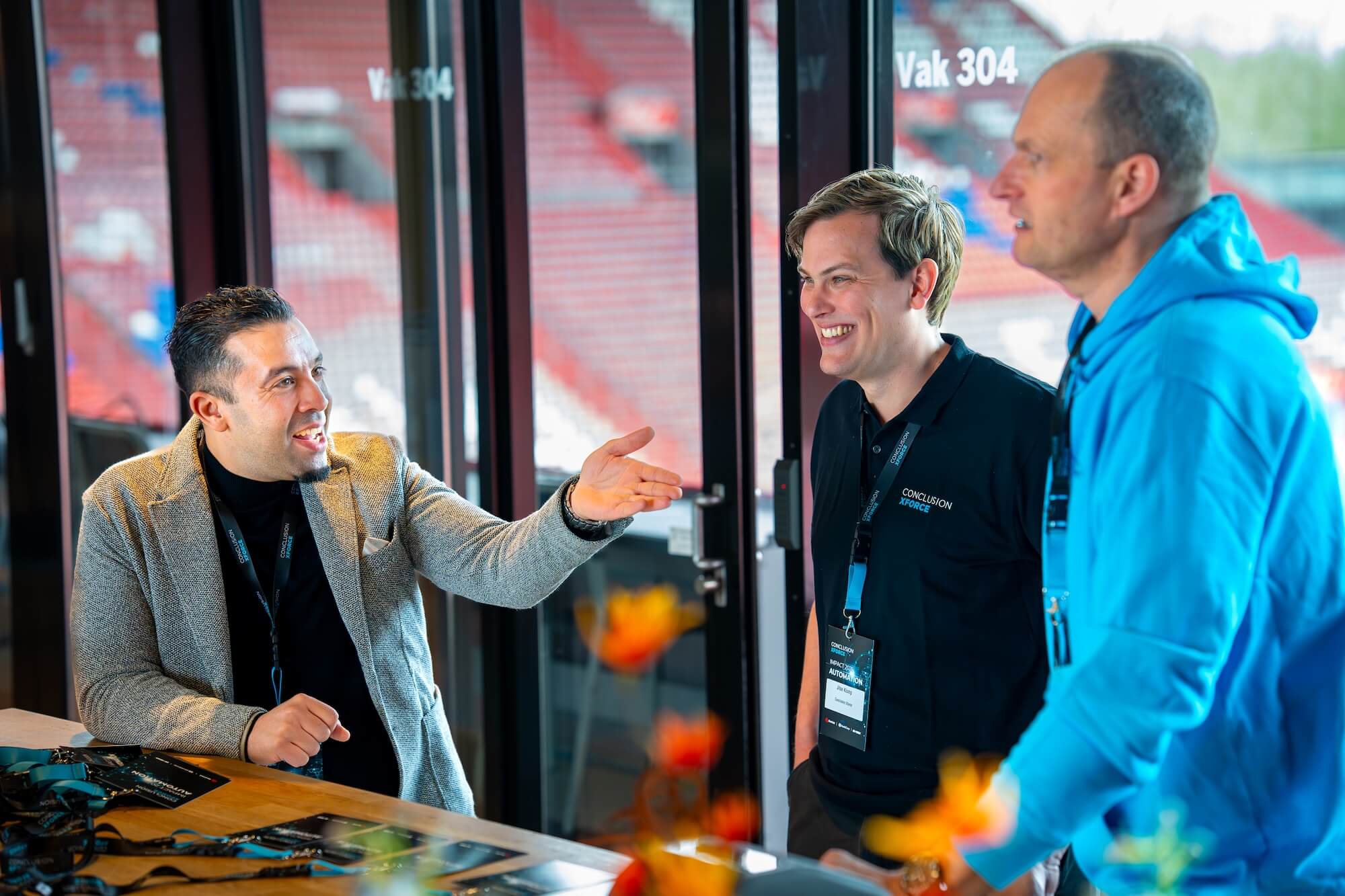 Collega's lachen en voeren een gesprek.