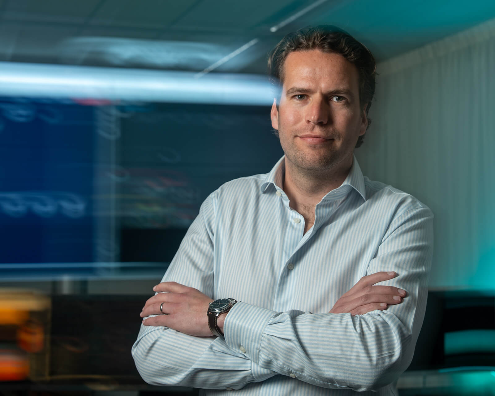 Man met armen over elkaar