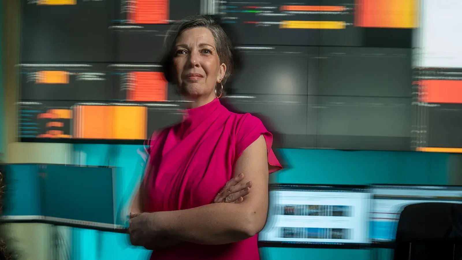 Een dame staat voor wat schermen