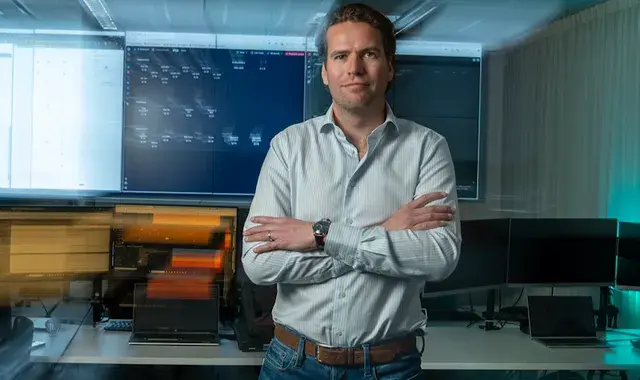 Man met handen over elkaar 