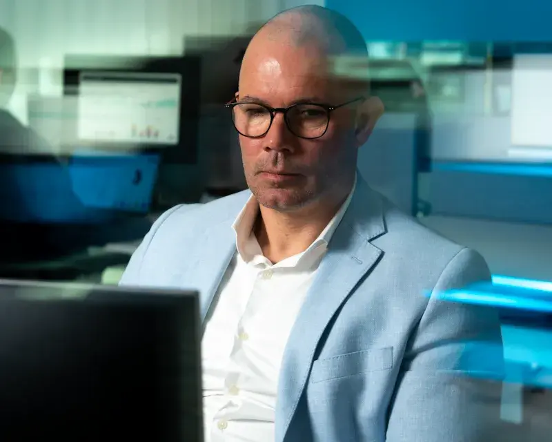 Man kijkt naar een computer scherm