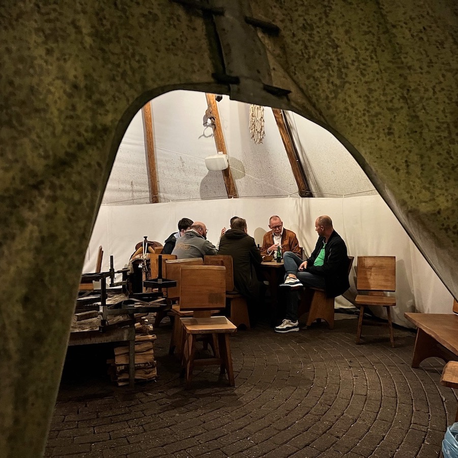 Collega's aan tafel.