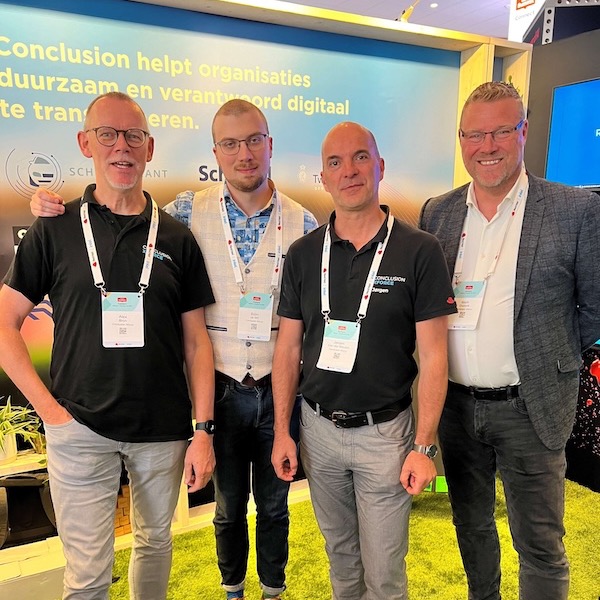 XForce collega's op een event.