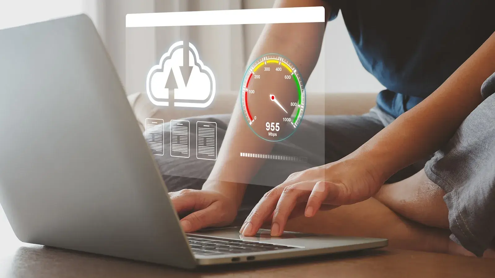 Handen typend op een laptop