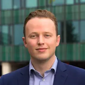 Een glimlachende man