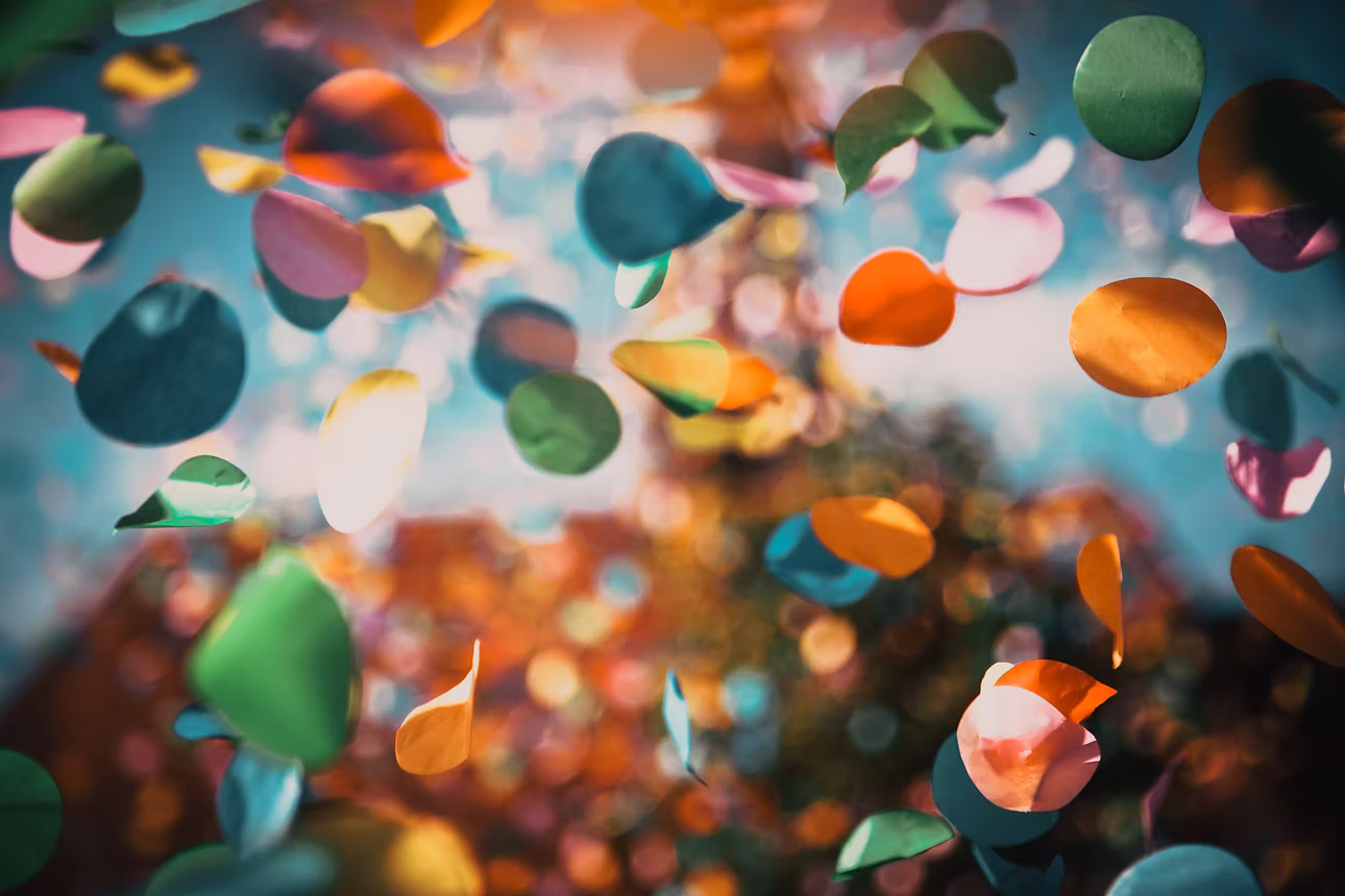 Kleurrijk confetti dwarrelt door de lucht.