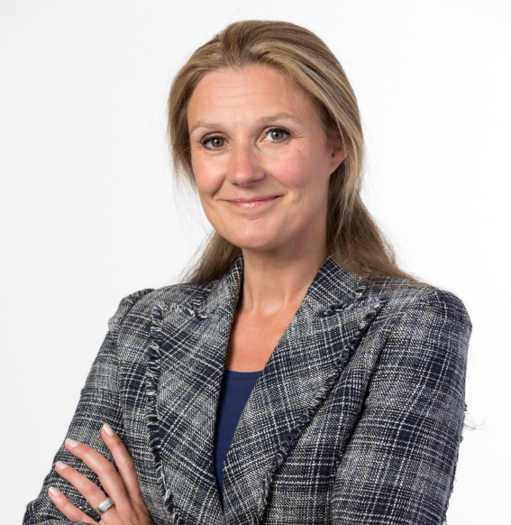 Een vrouw met blond haar die glimlacht